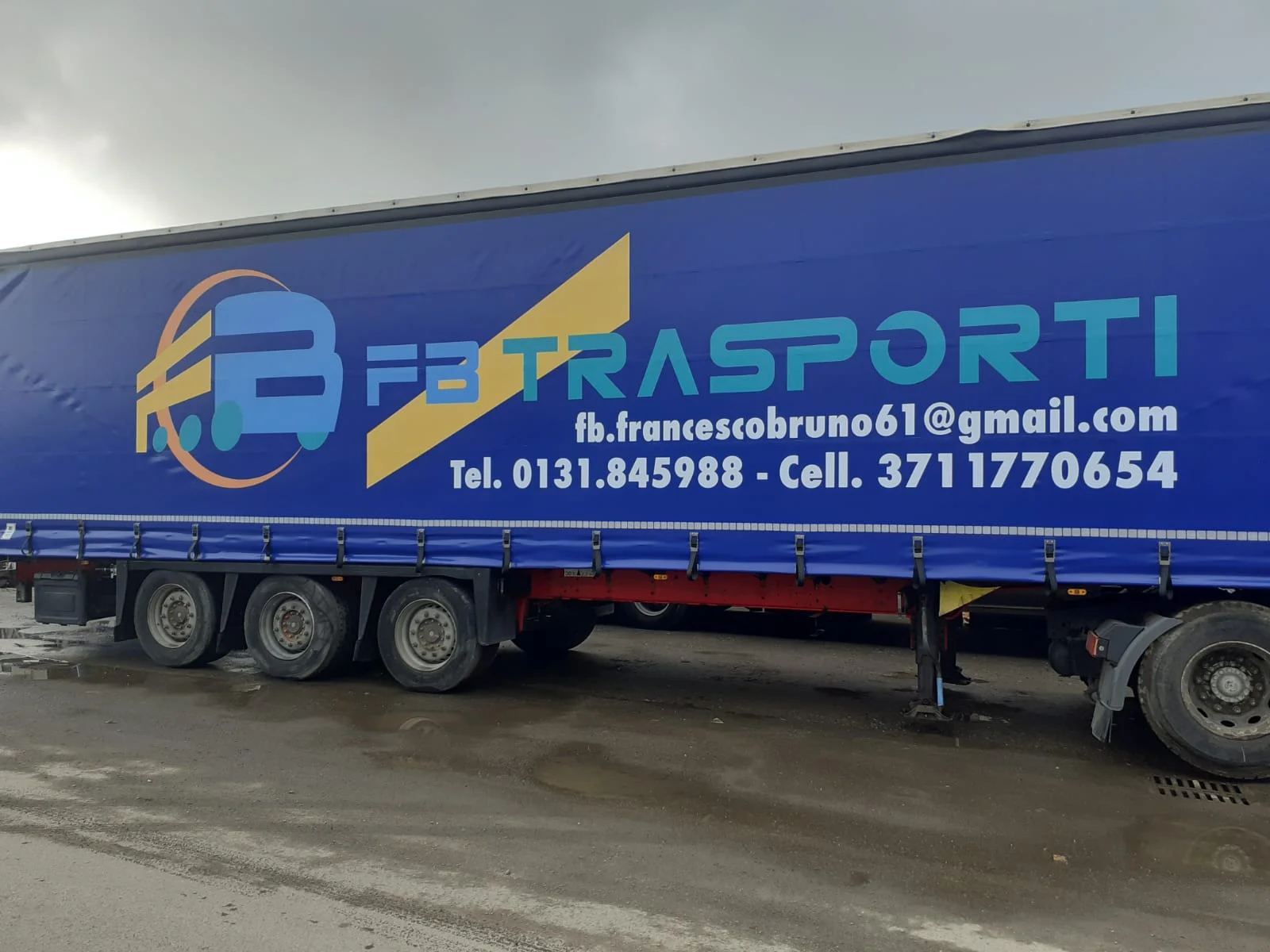 Livrea Francesco Bruno Trasporti applicata al telone di un mezzo pesante